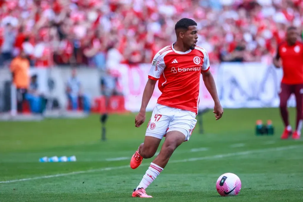 Gustavo Prado jogador do Internacional durante partida contra o Grêmio pelo campeonato Brasileiro A 2024. Foto: Luiz Erbes/AGIF