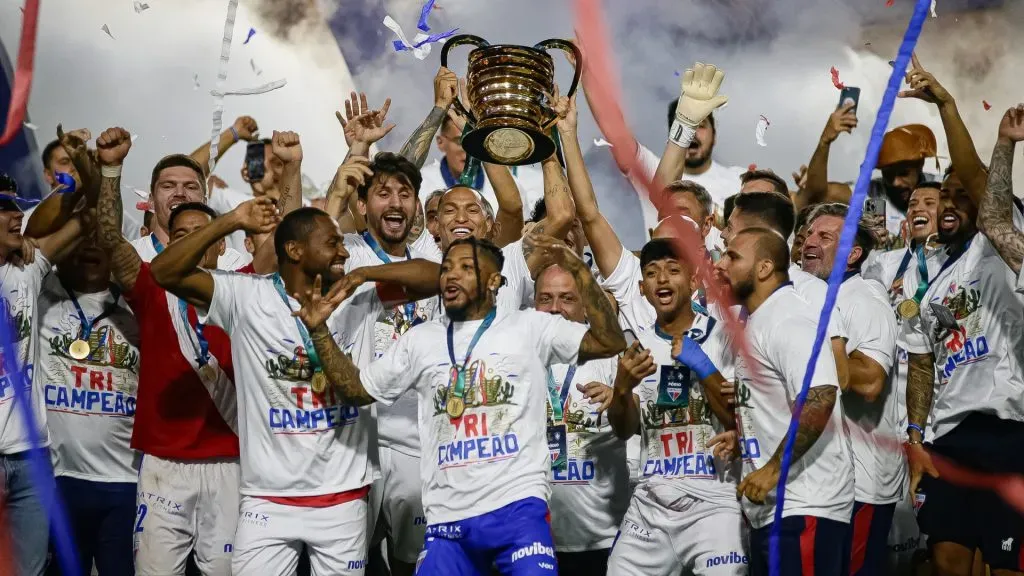 Jogadores do Fortaleza levantando a taça da Copa do Nordeste 2024 – Foto: Baggio Rodrigues/AGIF
