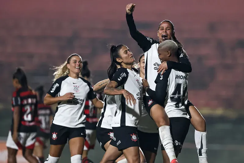 Jogadoras do Corinthians comemoram o gol da vitória sobre o Flamengo (Rebeca Reis/Staff Images Woman/CBF)