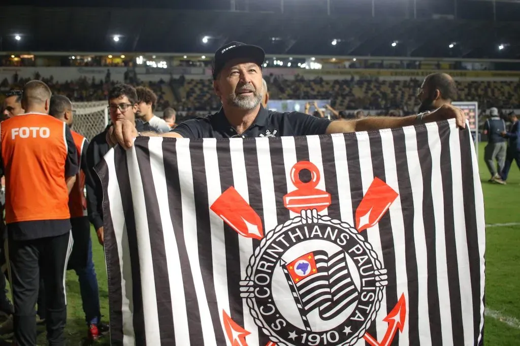 SC – CRICIUMA – 30/11/2024 – BRASILEIRO A 2024, CRICIUMA X CORINTHIANS – Augusto Melo presidente do Corinthians comemora vitoria durante partida contra o Criciuma no estadio Heriberto Hulse pelo campeonato Brasileiro A 2024. Foto: Leonardo Hubbe/AGIF