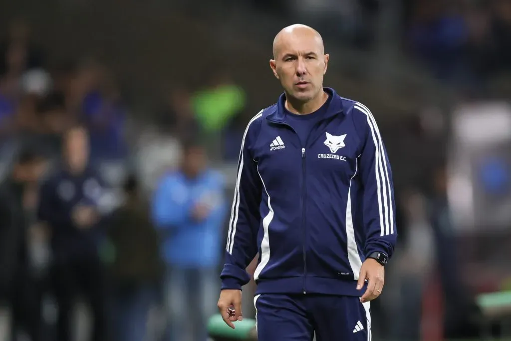 Leonardo Jardim à beira do gramado em jogo do Cruzeiro – Foto: Gilson Lobo/AGIF