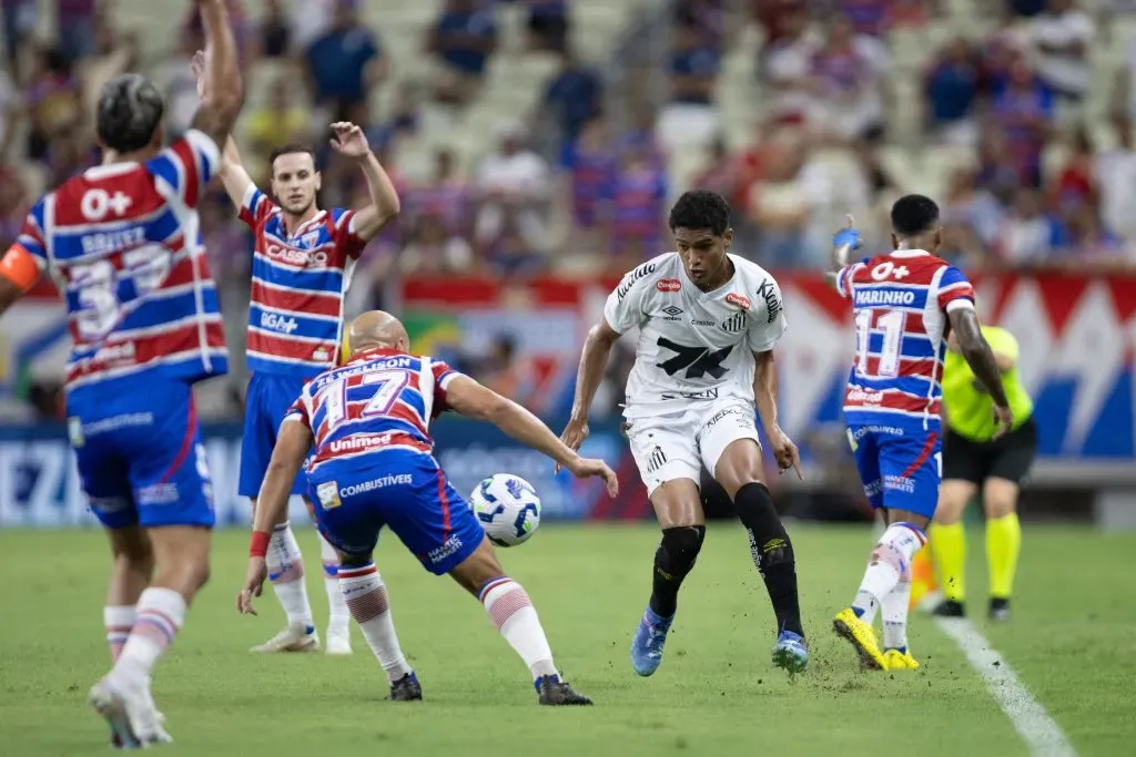 Ze Wellison jogador do Fortaleza durante partida contra o Santos no estadio Arena Castelao pelo campeonato Brasileiro A 2025. Foto: Baggio Rodrigues/AGIF