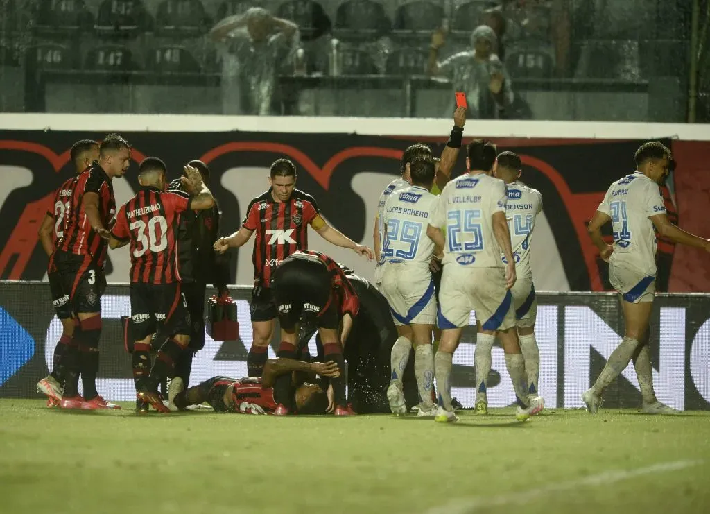 Eduardo jogador do Cruzeiro recebe cartao vermelho do arbitro apos falta em Jamerson durante partida contra o Vitoria no estadio Barradao pelo campeonato Brasileiro A 2025. Foto: Jhony Pinho/AGIF