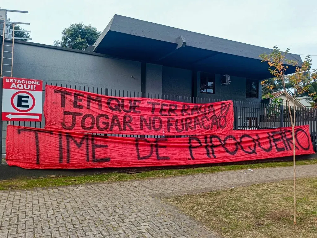 Torcida do Athletico-PR pendura faixas de protesto devido a má fase da equipe em frente ao estádio antes partida contra Remo no estádio Arena da Baixada pelo campeonato Brasileiro B 2025. Foto: Gabriel Machado/AGIF