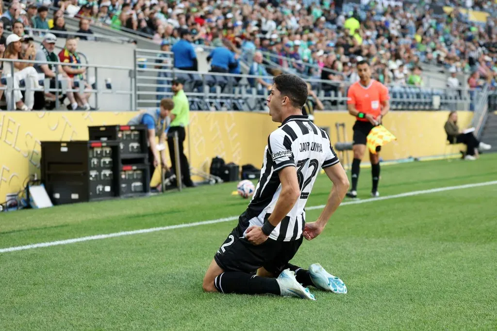 Jair Cunha, camisa 32 do Botafogo, comemora o primeiro gol da sua equipe durante a partida do Grupo B da Copa do Mundo de Clubes da FIFA 2025 entre Botafogo França e Seattle Sounders FC, no Lumen Field, em 15 de junho de 2025, em Seattle, Washington. (Foto de Buda Mendes/Getty Images)