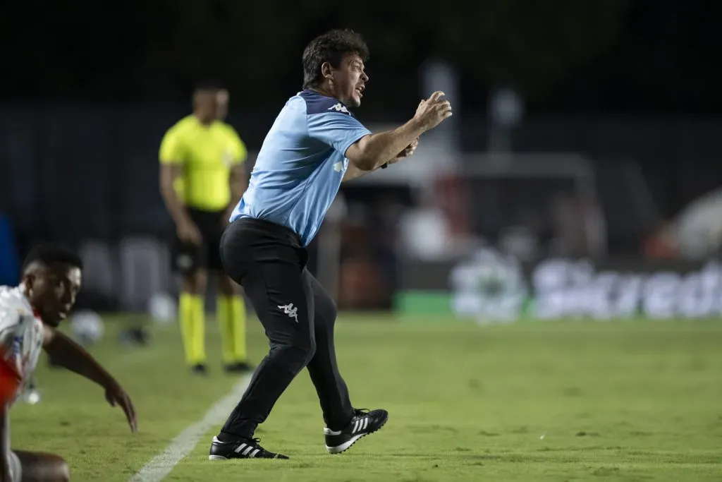 Fernando Diniz técnico do Vasco durante partida contra o Operário -Foto: Jorge Rodrigues/AGIF