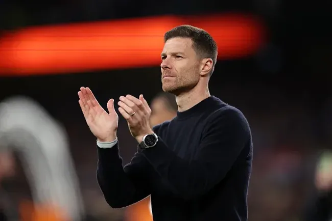 Xabi Alonso comandando o Bayer Leverkusen-ALE em 2024 – (Photo by Alex Grimm/Getty Images)