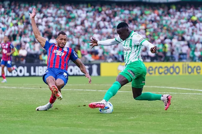 Kevin Viveros atuando em Atlético Nacional x Bahia – (Photo by Camila Ortega/Eurasia Sport Images/Getty Images)