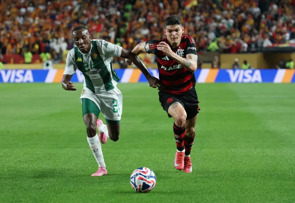 Elias Mokwana, camisa 24 do Esperance de Tunisie, disputa a posse de bola com Ayrton Lucas, camisa 6 do CR Flamengo, durante a partida do Grupo D da Copa do Mundo de Clubes da FIFA 2025 entre CR Flamengo e Esperance de Tunis, no Lincoln Financial Field, em 16 de junho de 2025, na Filadélfia, Pensilvânia. (Foto de Al Bello/Getty Images)
