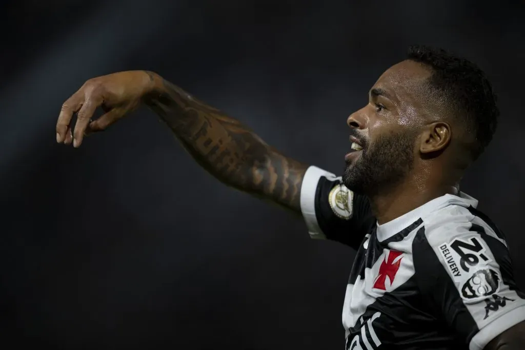 RJ – RIO DE JANEIRO – 30/11/2024 – BRASILEIRO A 2024, VASCO X ATLETICO-GO – Alex Teixeira jogador do Vasco comemora seu gol durante partida contra o Atletico-GO no estadio Sao Januario pelo campeonato Brasileiro A 2024. Foto: Jorge Rodrigues/AGIF