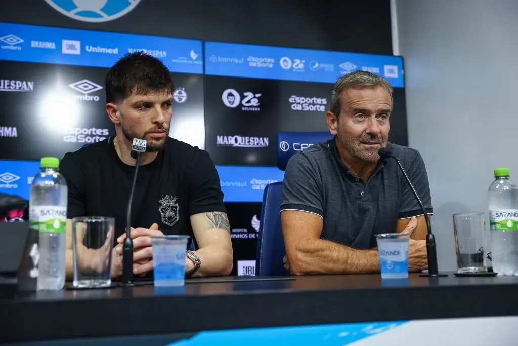 FOTO: LUCAS UEBEL/GREMIO FBPA – Gustavo Peixoto durante apresentação de Tiago Volpi no Grêmio.