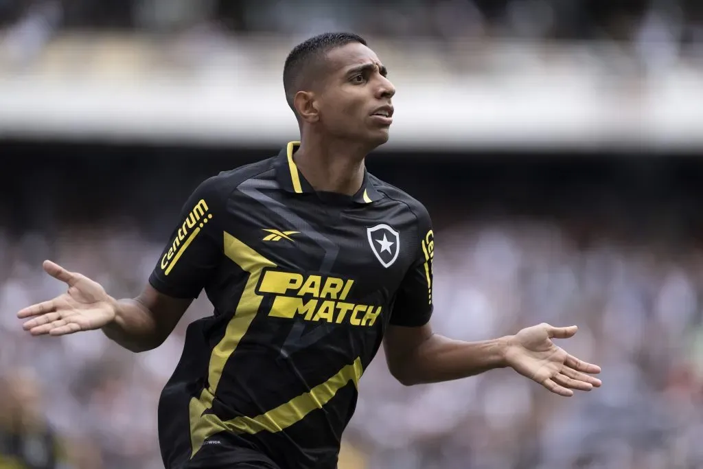 Victor Sá durante partida contra o Vasco no Campeonato Carioca de 2024. Foto: Jorge Rodrigues/AGIF