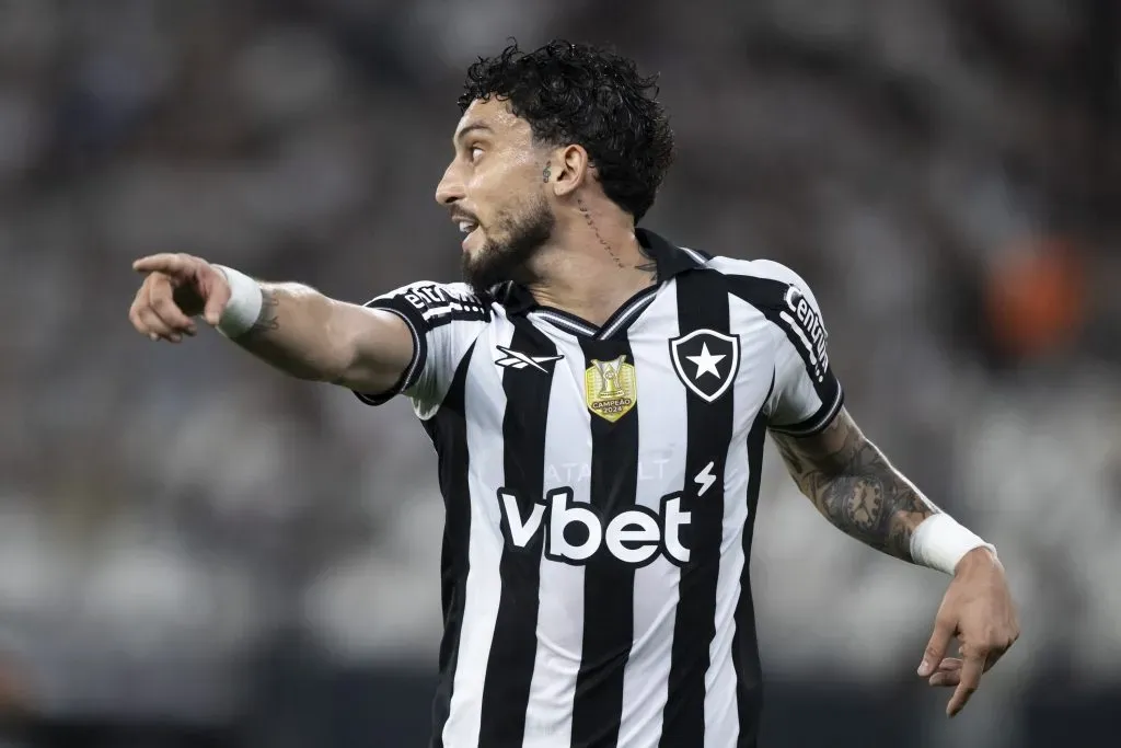 Alex Telles falou da imprensa brasileira – Foto: Jorge Rodrigues/AGIF.