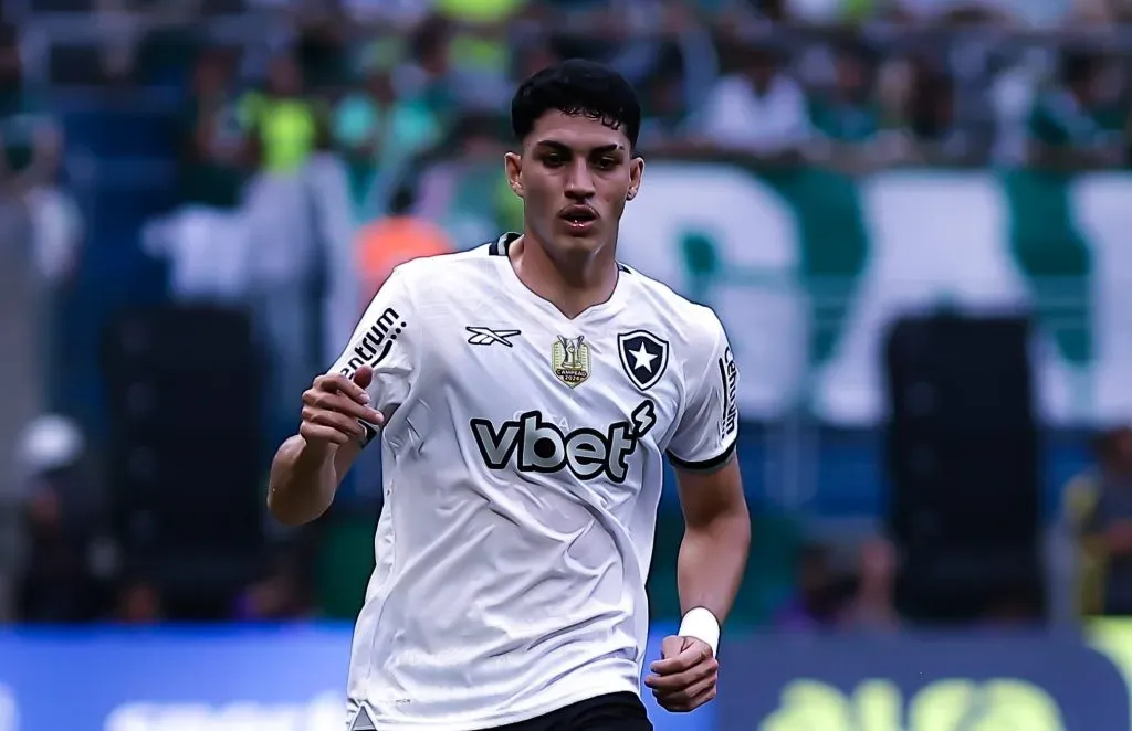 Jair Cunha durante partida contra o Palmeiras no Campeonato Brasileiro de 2025. Foto: Fabio Giannelli/AGIF