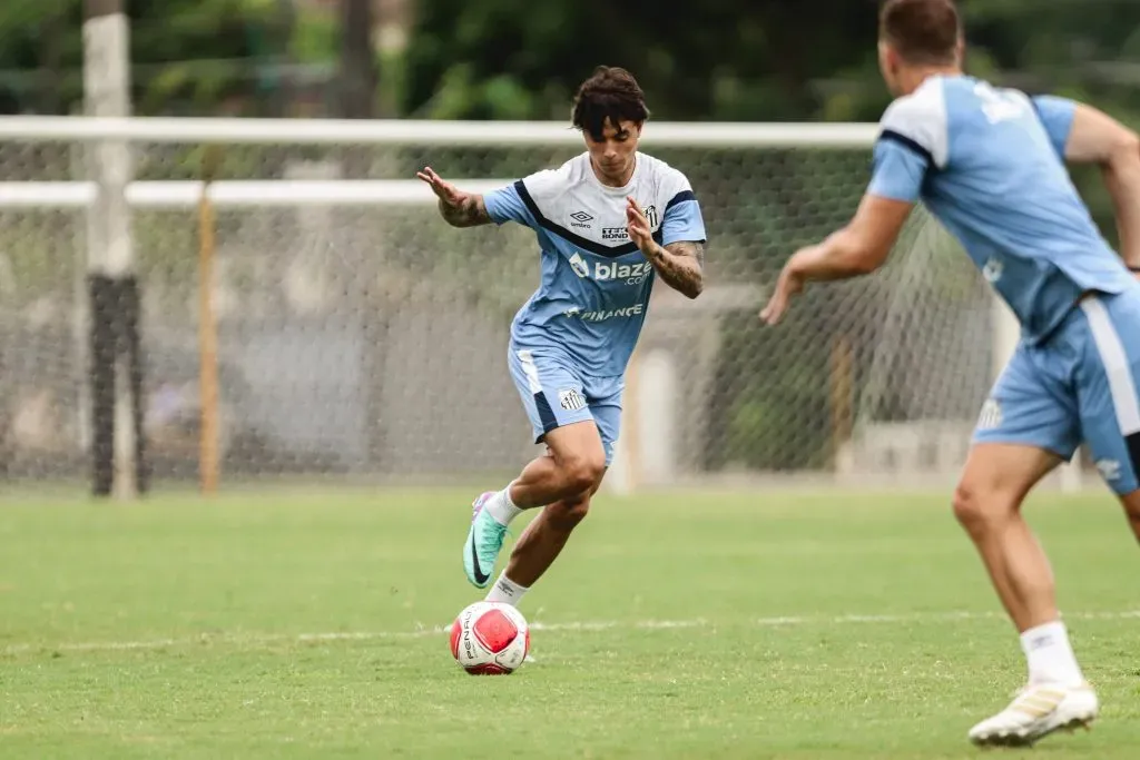 SP – SANTOS – 18/01/2024 – SANTOS, TREINO – Vinicius Zanocelo jogador do Santos durante treino no Centro de Treinamento CT Rei Pele. Foto: Reinaldo Campos/AGIF
