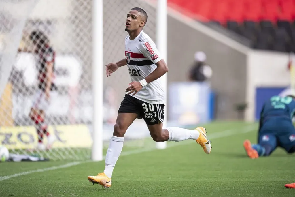 RJ – Rio de Janeiro – 01/11/2020 – BRASILEIRO A 2020, FLAMENGO X SAO PAULO – Brenner jogador do Sao Paulo comemora seu gol durante partida contra o Flamengo no estadio Maracana pelo campeonato Brasileiro A 2020. Foto: Jorge Rodrigues/AGIF