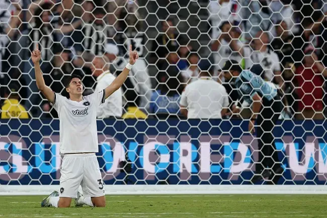 Jair Cunha comemorando durante Mundial de Clubes – (Photo by Harry How/Getty Images)