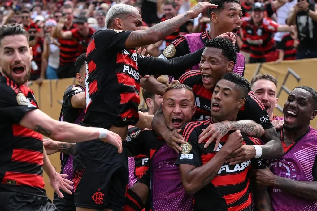 PHILADELPHIA, PENNSYLVANIA – JUNE 20: Bruno Henrique #27 of CR Flamengo celebrates with his team mates after scoring his team’s first goal during the FIFA Club World Cup 2025 group D match between CR Flamengo and Chelsea FC at Lincoln Financial Field on June 20, 2025 in Philadelphia, Pennsylvania. (Photo by David Ramos/Getty Images)