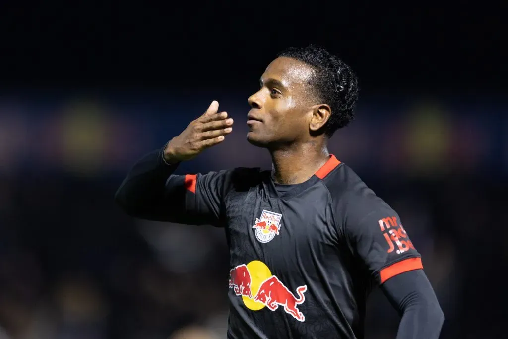 Helinho comemorando gol durante partida contra o Atlético-GO no Campeonato Brasileiro de 2024. Foto: Diogo Reis/AGIF