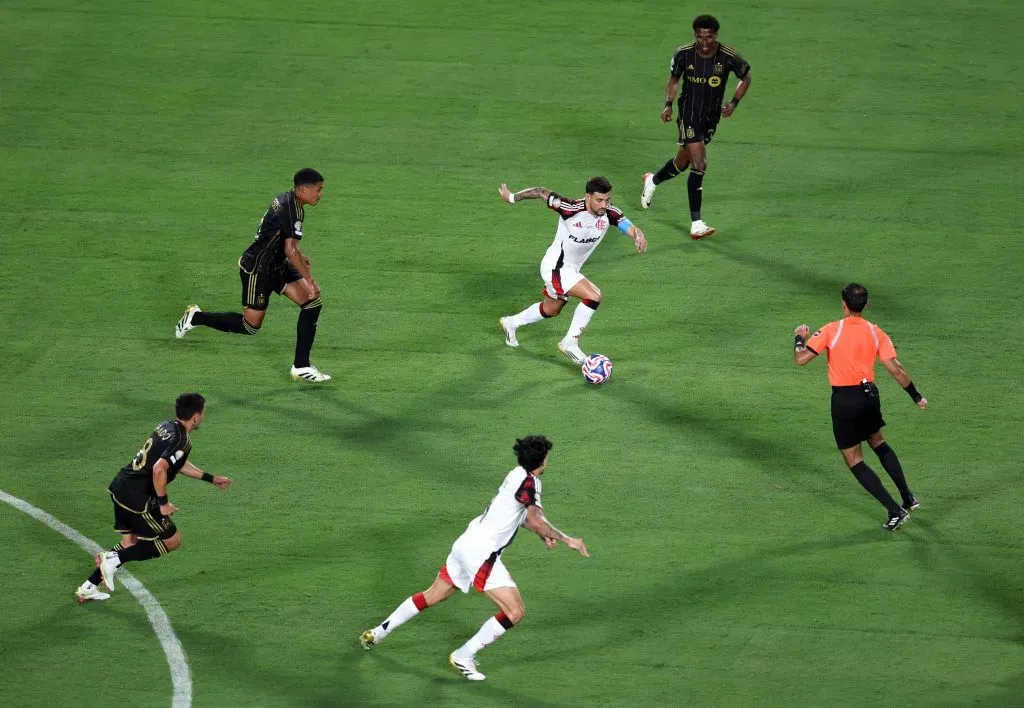 Giorgian de Arrascaeta, camisa 10 do CR Flamengo, corre com a bola durante a partida do Grupo D da Copa do Mundo de Clubes da FIFA 2025 entre Los Angeles Football Club e CR Flamengo, no Camping World Stadium, em 24 de junho de 2025, em Orlando, Flórida. (Foto de Megan Briggs/Getty Images)