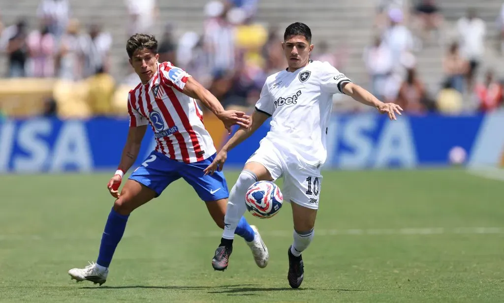 Jefferson Savarino, camisa 10 do Botafogo, controla a bola enquanto Giuliano Simeone, camisa 22 do Atlético de Madrid, pressiona durante a partida do Grupo B da Copa do Mundo de Clubes da FIFA 2025 entre o Club Atlético de Madrid e o Botafogo da França no Estádio Rose Bowl, em 23 de junho de 2025, em Pasadena, Califórnia. (Foto de Stu Forster/Getty Images)
