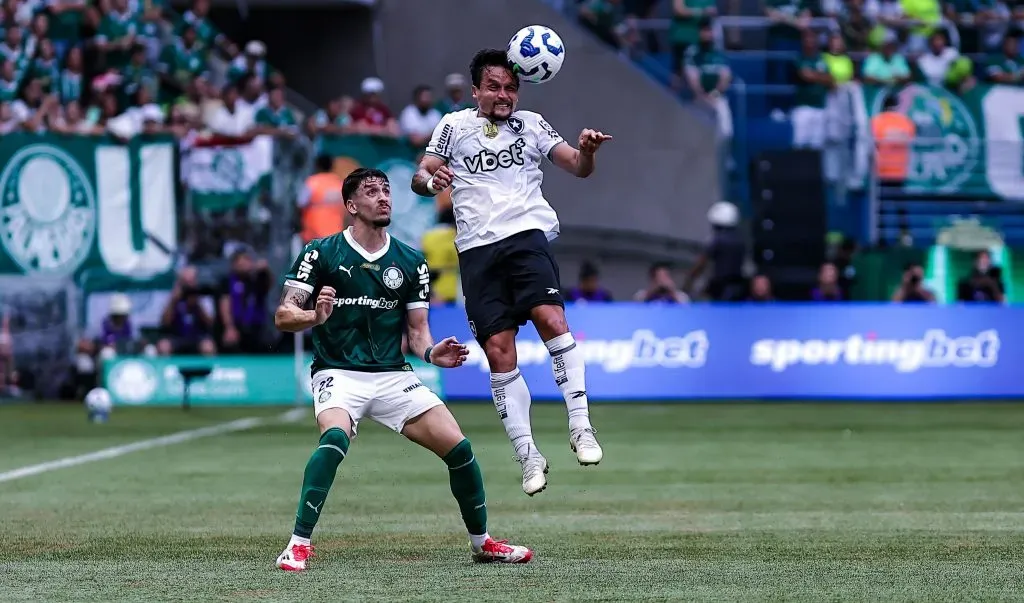 SP – SAO PAULO – 30/03/2025 – BRASILEIRO A 2025, PALMEIRAS X BOTAFOGO – Piquerez jogador do Palmeiras disputa lance com Artur jogador do Botafogo durante partida no estadio Arena Allianz Parque pelo campeonato Brasileiro A 2025. Foto: Fabio Giannelli/AGIF