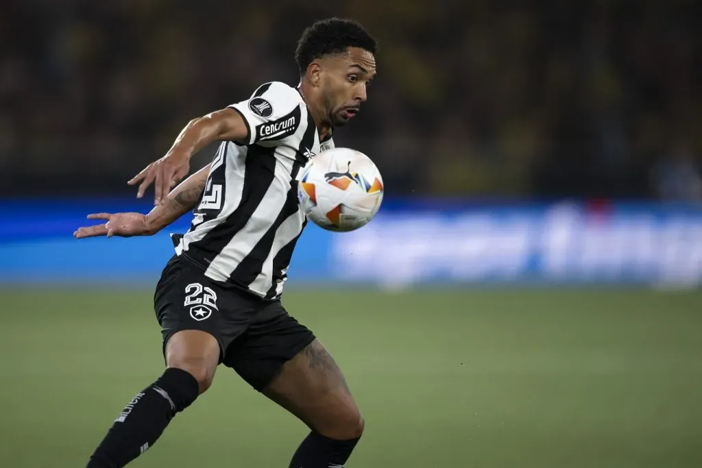 Vitinho jogador do Botafogo durante partida contra o Peñarol – Foto: Jorge Rodrigues/AGIF