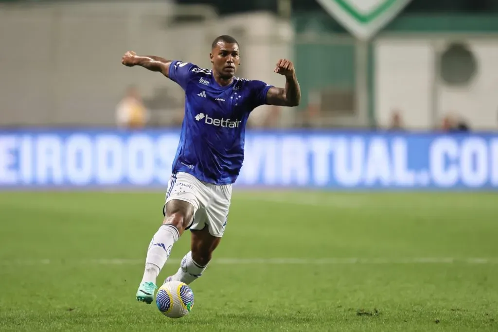 Walace jogador do Cruzeiro durante partida contra o Flamengo pelo campeonato Brasileiro A 2024. Foto: Gilson Lobo/AGIF