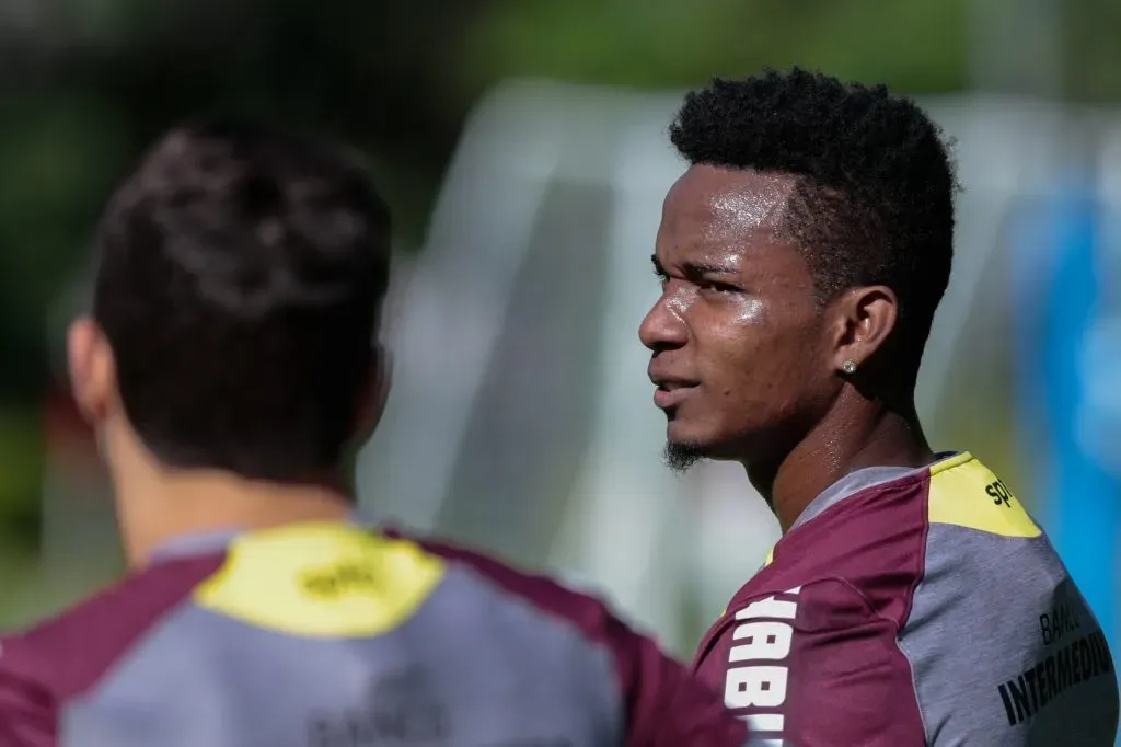 SAO PAULO – SP – 02/06/2017 – TREINO DO SAO PAULO – Thiago Mendes durante treino do Sao Paulo no CT da Barra Funda. Foto: Marcello Zambrana/AGIF