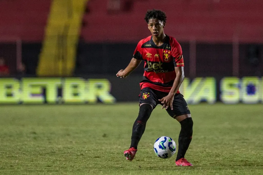 Ze Lucas jogador do Sport durante partida contra o Fortaleza no estadio Ilha do Retiro pelo campeonato Brasileiro A 2025. Foto: Rafael Vieira/AGIF