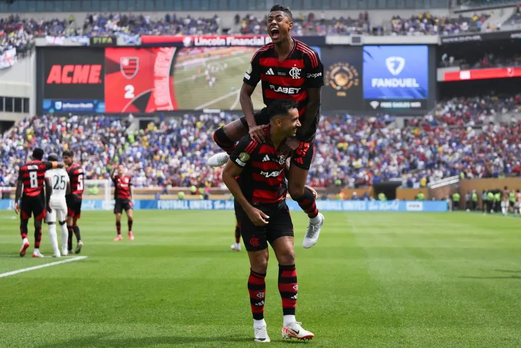 Danilo (13º) do CR Flamengo comemora com Bruno Henrique (27º) após marcar o segundo gol de sua equipe durante a partida do Grupo D da Copa do Mundo de Clubes da FIFA 2025 entre CR Flamengo e Chelsea FC no Lincoln Financial Field, em 20 de junho de 2025, na Filadélfia, Pensilvânia. (Foto de David Ramos/Getty Images)