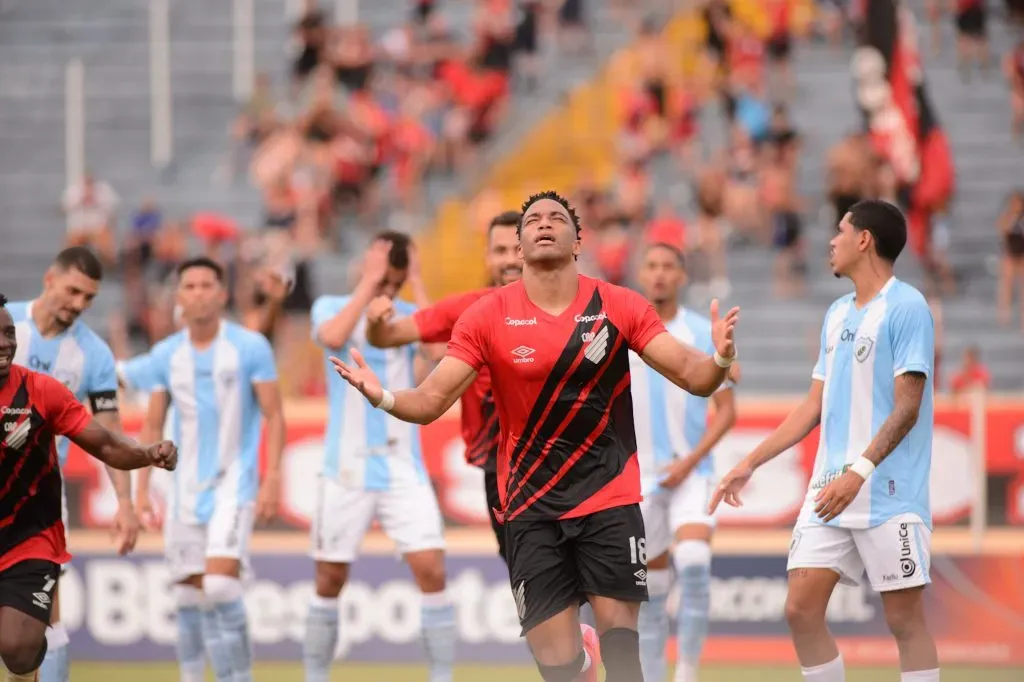 Palacios jogador do Athletico-PR comemora seu gol durante partida contra o Londrina pelo campeonato Paranaense 2025. Foto: Henrique Campinha/AGIF