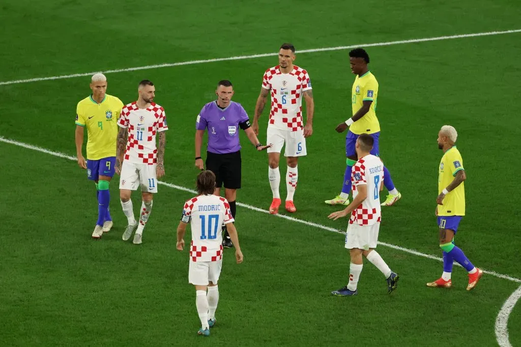 Jogadores discutem com o árbitro Michael Oliver durante a partida das quartas de final da Copa do Mundo da FIFA Catar 2022 entre Croácia e Brasil no Estádio Education City, em 09 de dezembro de 2022, em Al Rayyan, Catar. (Foto de Alex Pantling/Getty Images)