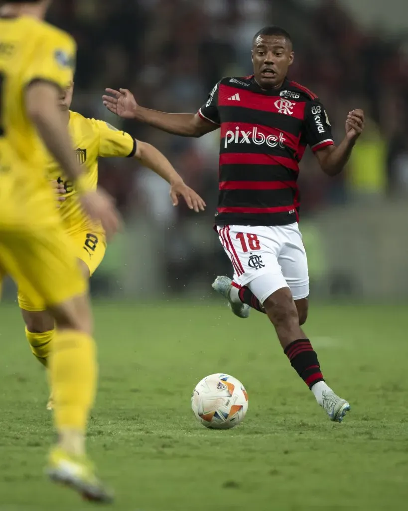 RJ – RIO DE JANEIRO – 19/09/2024 – COPA LIBERTADORES 2024, FLAMENGO X PENAROL – De La Cruz jogador do Flamengo durante partida contra o Penarol no estadio Maracana pelo campeonato Copa Libertadores 2024. Foto: Jorge Rodrigues/AGIF