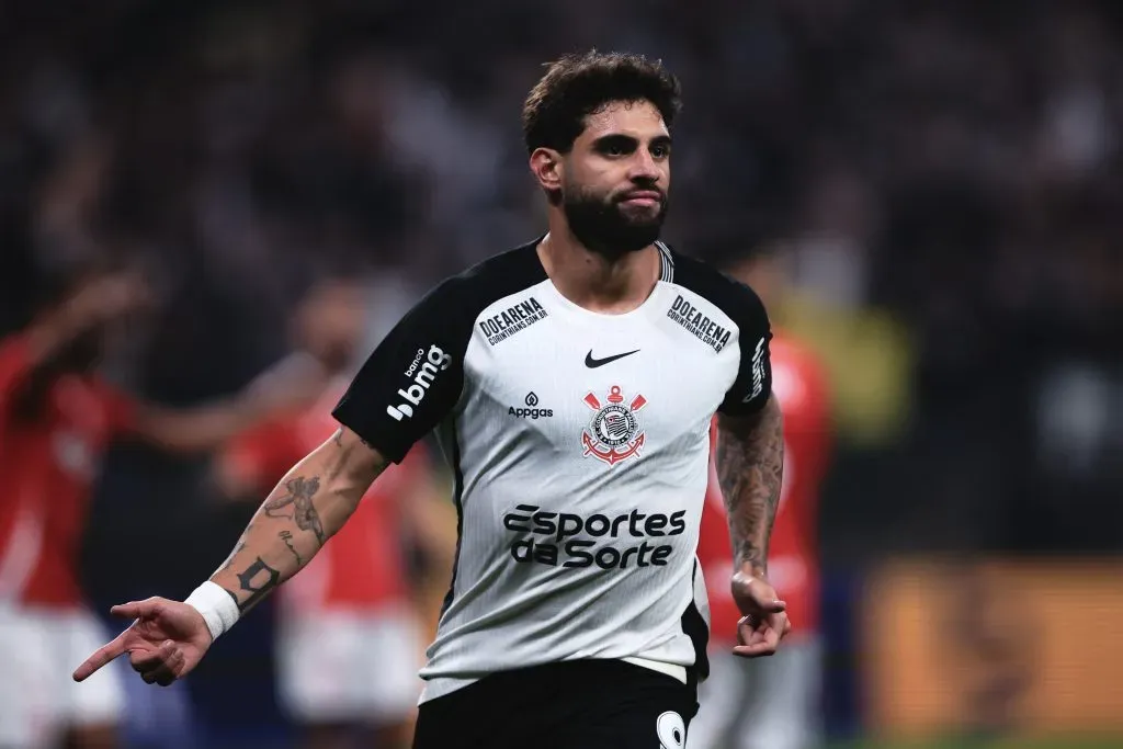Yuri Alberto durante partida contra o Internacional no Campeonato Brasileiro de 2025. Foto: Ettore Chiereguini/AGIF