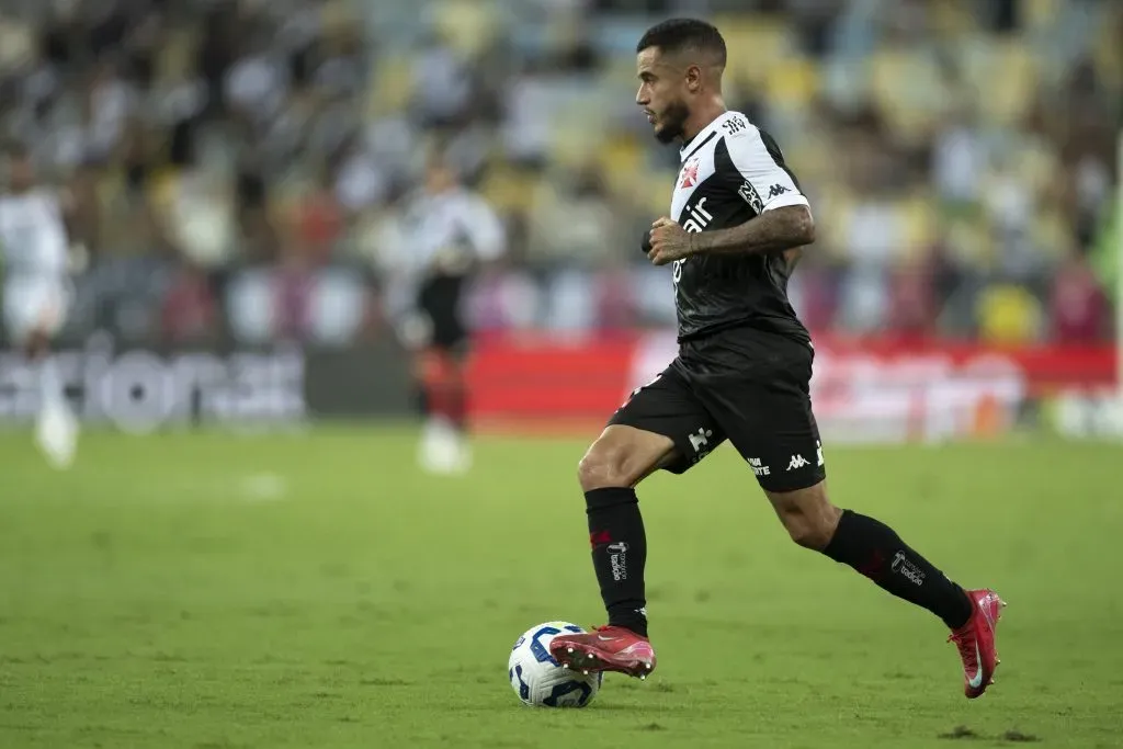 Coutinho jogador do Vasco durante partida contra o Flamengo no estadio Maracana pelo campeonato Brasileiro A 2025. Foto: Jorge Rodrigues/AGIF
