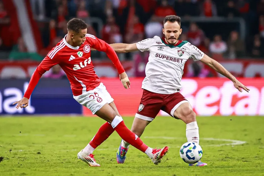 RS – PORTO ALEGRE – 01/06/2025 – BRASILEIRO A 2025, INTERNACIONAL X FLUMINENSE – Vitinho jogador do Internacional disputa lance com Rene jogador do Fluminense durante partida no estadio Beira-Rio pelo campeonato Brasileiro A 2025. Foto: Maxi Franzoi/AGIF