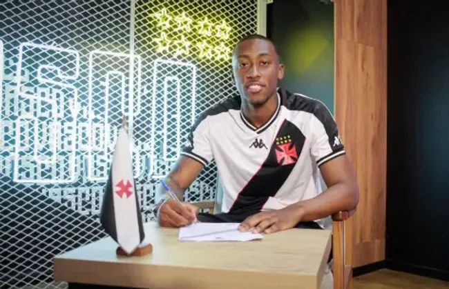 Luiz Gustavo assinando com o Vasco – Foto: Reprodução/CRVG