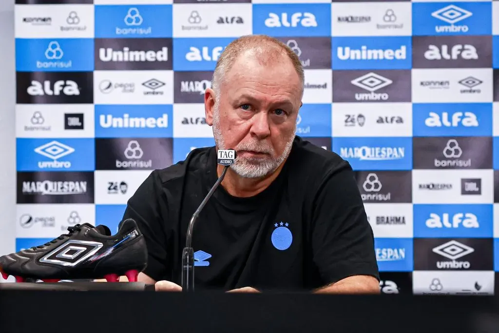 Mano Menezes durante coletiva pós-jogo do Grêmio. Foto: Maxi Franzoi/AGIF