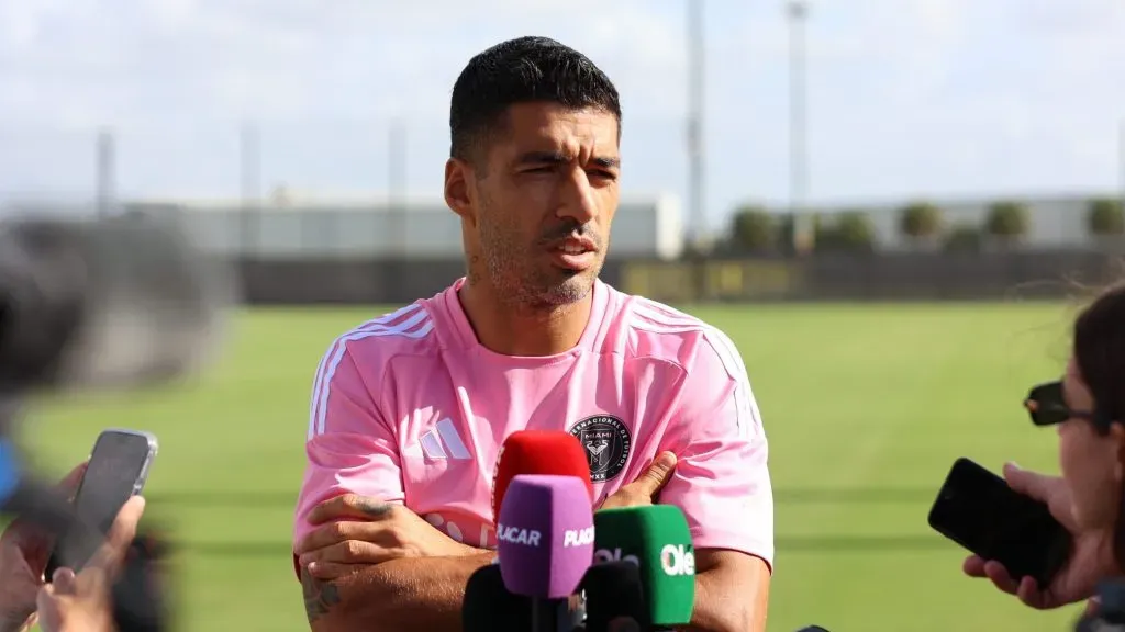 Luis Suárez dando entrevista pela Inter Miami. (Photo by Chris Arjoon/Getty Images)