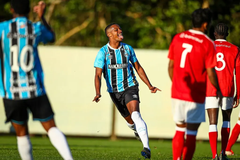 Jardiel comemora gol em GreNal pelo Brasileirão Sub-20. FOTO: ANGELO PIERETTI/GRÊMIO FBPA