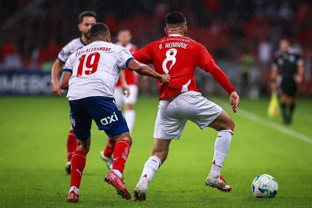 RS – PORTO ALEGRE – 28/05/2025 – COPA LIBERTADORES 2025, INTERNACIONAL X BAHIA – Bruno Henrique jogador do Internacional disputa lance com Caio Alexandre jogador do Bahia durante partida no estadio Beira-Rio pelo campeonato Copa Libertadores 2025. Foto: Maxi Franzoi/AGIF