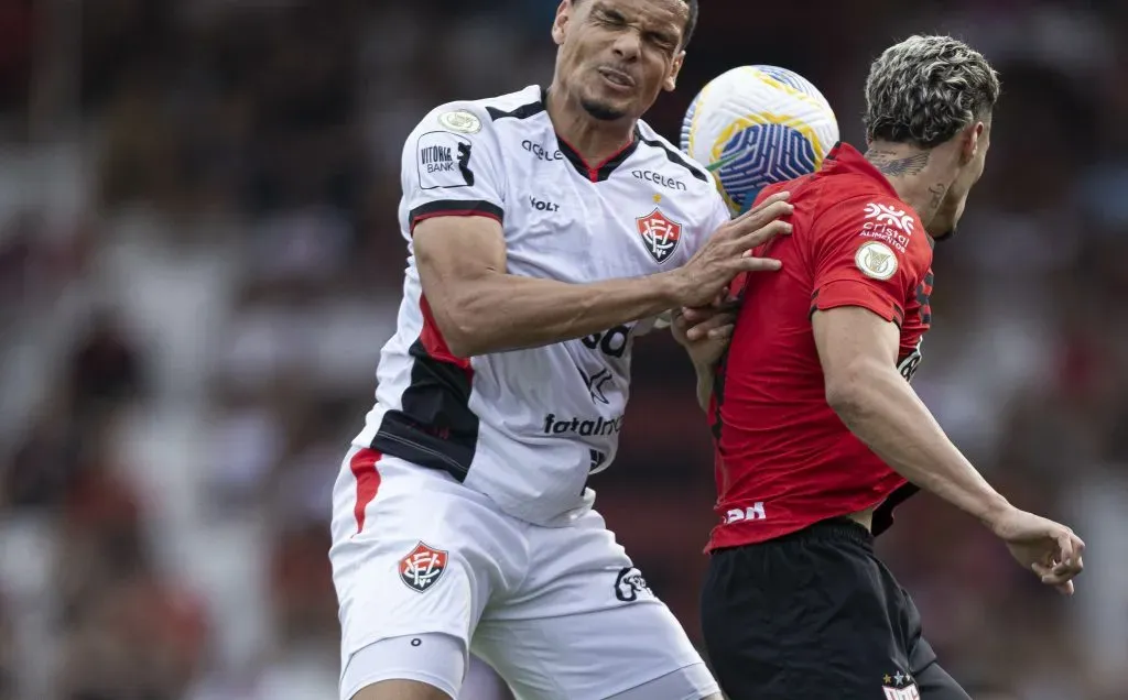 Neris, zagueiro do Vitória. Heber Gomes/AGIF