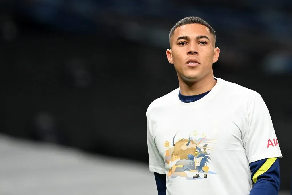 LONDON, ENGLAND – FEBRUARY 04: Carlos Vinicius of Tottenham Hotspur warms up prior to the Premier League match between Tottenham Hotspur and Chelsea at Tottenham Hotspur Stadium on February 04, 2021 in London, England. Sporting stadiums around the UK remain under strict restrictions due to the Coronavirus Pandemic as Government social distancing laws prohibit fans inside venues resulting in games being played behind closed doors. (Photo by Neil Hall – Pool/Getty Images)