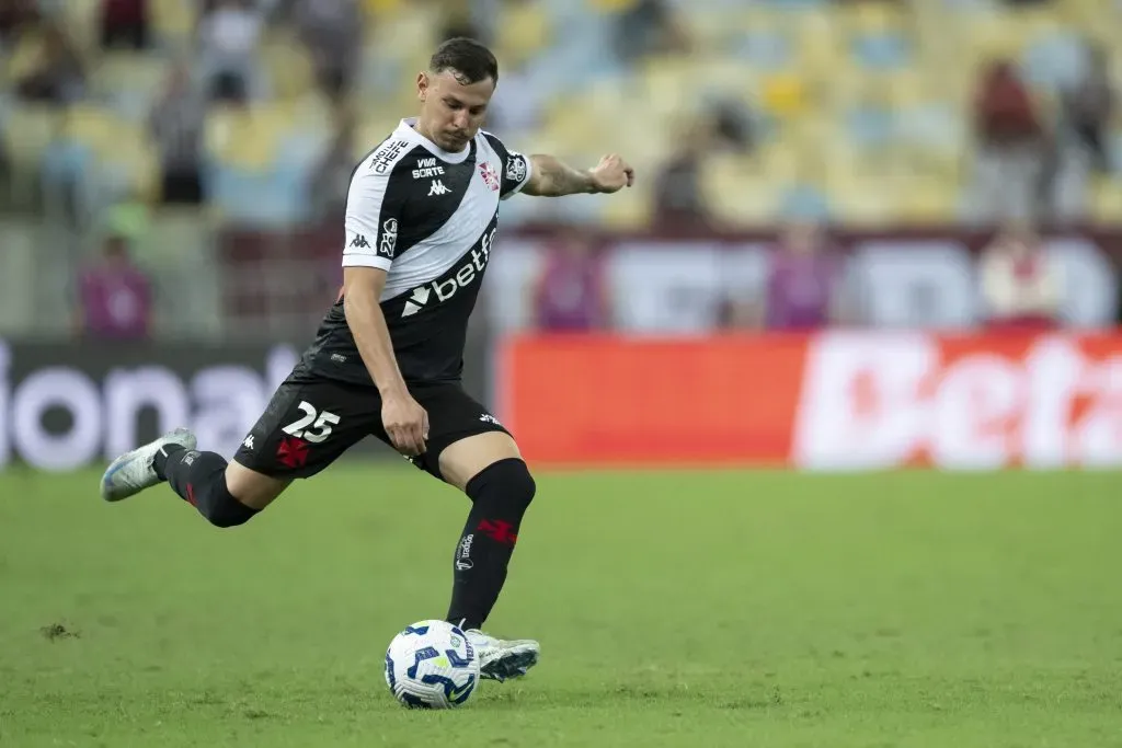 Hugo Moura jogador do Vasco durante partida contra o Fluminense pelo campeonato Brasileiro A 2025. Foto: Jorge Rodrigues/AGIF
