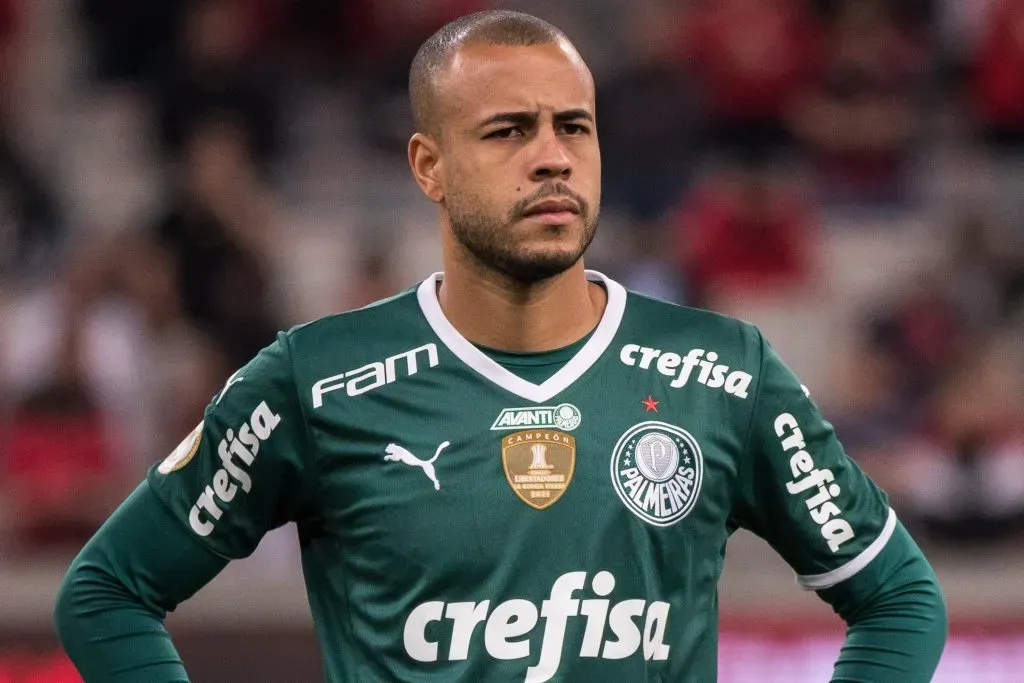 PR – Curitiba – 25/10/2022 – BRASILEIRO A 2022, ATHLETICO PR X PALMEIRAS – Mayke jogador do Palmeiras durante execucao do hino nacional antes da partida contra o Athletico-PR no estadio Arena da Baixada pelo campeonato Brasileiro A 2022. Foto: Robson Mafra/AGIF