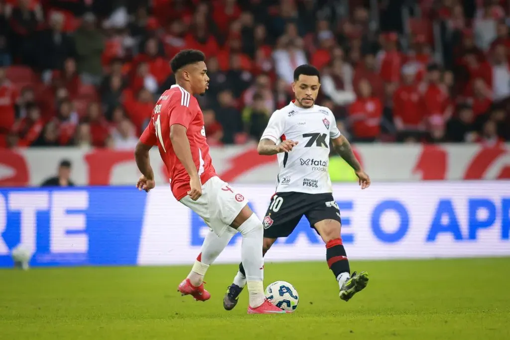 Victor Gabriel disputa jogada em Internacional x Vitória. Foto: Maxi Franzoi/AGIF