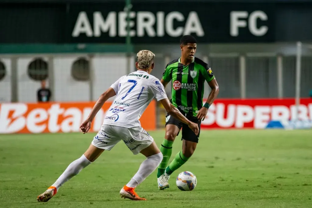 Cauan Barros jogando no America-MG durante partida contra o Aymores -Foto: Fernando Moreno/AGIF