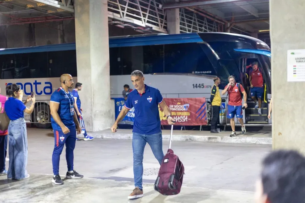 Juan Pablo Vojvoda deixando o ônibus do Fortaleza – Foto: Baggio Rodrigues/AGIF