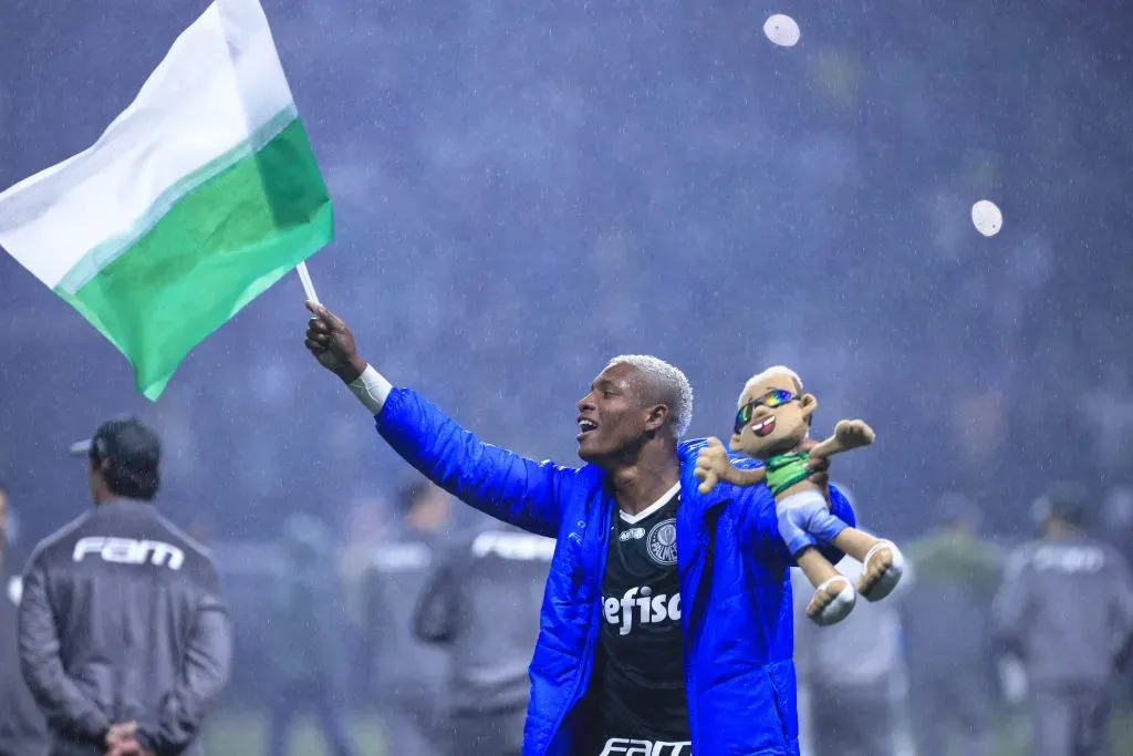 SP – Sao Paulo – 02/11/2022 – BRASILEIRO A 2022, PALMEIRAS X FORTALEZA – Danilo Jogador do Palmeiras comemora titulo de campeao apos partida contra o Fortaleza no estadio Arena Allianz Parque pela decisao do campeonato Brasileiro A 2022. Foto: Ettore Chiereguini/AGIF